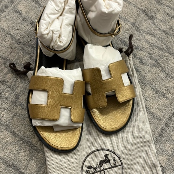 💕HP💕Hermes Santorini sandal dore (metallic gold) - Picture 6 of 8
